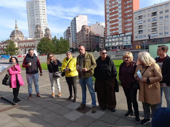 El secretario general de CCOO de Asturias, José Manuel Zapico (en el centro), antes del reparto de folletos explicativos de la campaña del sindicato 'Vamos Facelo', en la plaza del Humedal en Gijón.