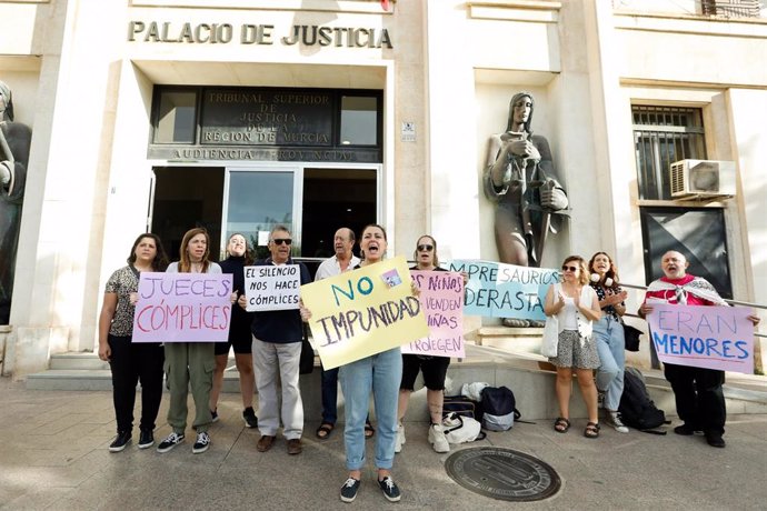 Archivo - Manifestantes contra la suspensión de la entrada en prisión de los condenados por porstitución de menores en Murcia a la llegada a declarar de los condenados en la Audiencia Provincial de Murcia, a 8 de octubre de 2024, en Murcia, Región de Murc