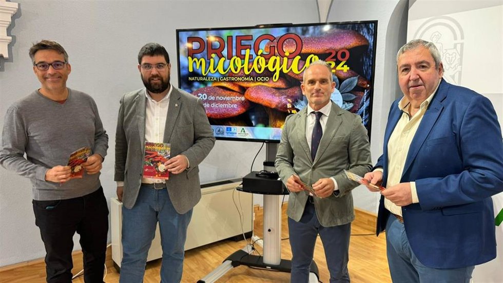 Rafael Martínez (2 dcha.), en la presentación de Priego Micológico.