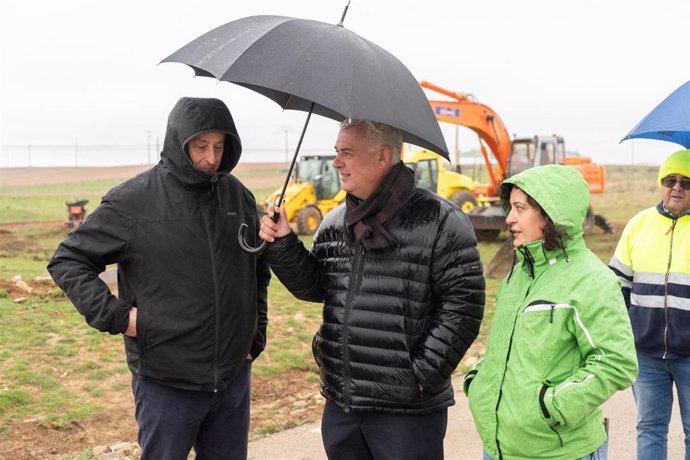 El presidente de la Diputación de Guadalajara, José Luis Vega, visitando las obras en el puente de La Yunta.