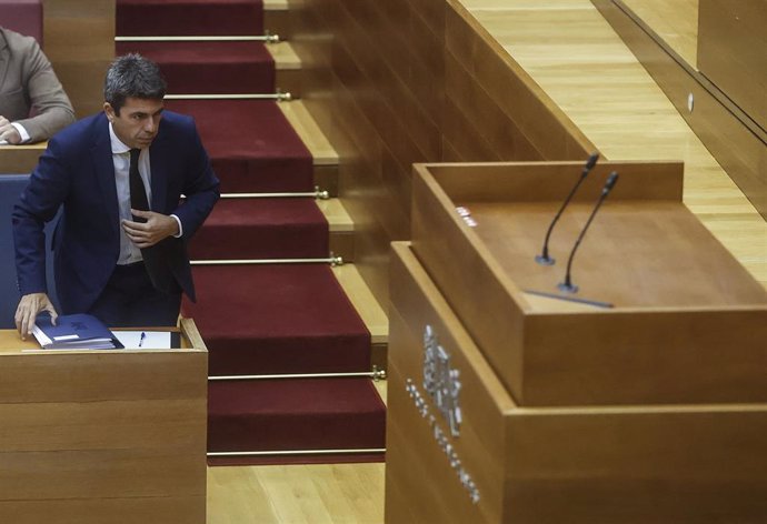 El presidente de la Generalitat Valenciana, Carlos Mazón, durante una sesión plenaria, en Les Corts Valencianes, a 15 de noviembre de 2024, en Valencia