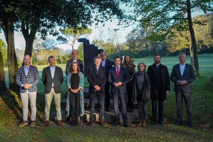 El Lehendakari, Imanol Pradales, participa en Chillida Leku en el primer encuentro organizado por Artizarra