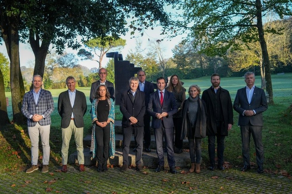 El Lehendakari, Imanol Pradales, participa en Chillida Leku en el primer encuentro organizado por Artizarra