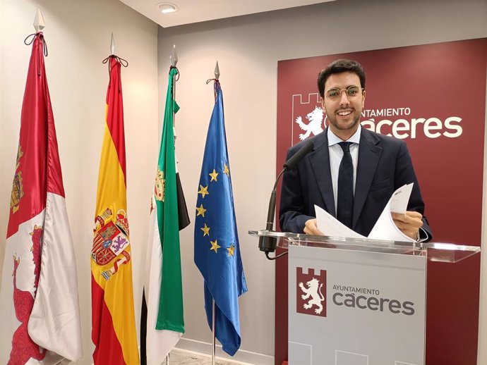 El portavoz del Gobierno de Cáceres, Ángel Orgaz, en rueda de prensa