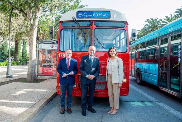 El alcalde, Francisco de la Torre, junto a la concejala delegada de Movilidad, Trinidad Hernández, presenta la programación de actividades con motivo del 75 aniversario del servicio de transporte urbano del Ayuntamiento.