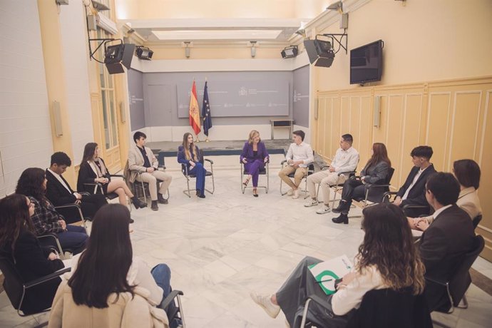 La ministra de Educación, Formación Profesional y Deportes, Pilar Alegría, se reúne con representantes de la organización estudiantil CANAE