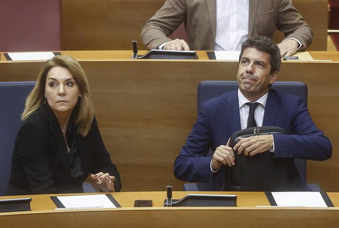 La vicepresidenta y consellera de Servicios Sociales, Igualdad y Vivienda, Susana Camarero, y el presidente de la Generalitat Valenciana, Carlos Mazón, durante una sesión plenaria, en Les Corts