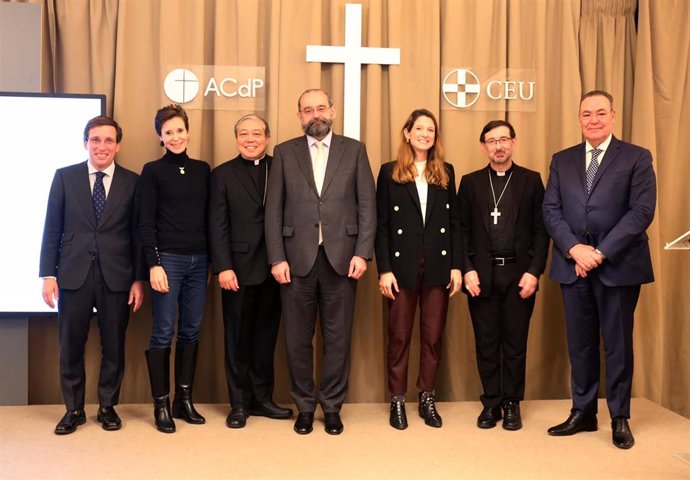 Participantes en el desayuno de oración del CEU.