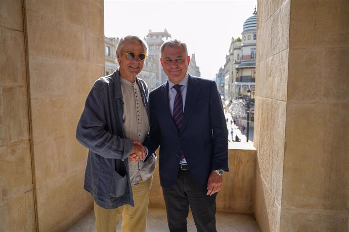 El alcalde de Sevilla, José Luis Sanz, junto al actor Jeremy Irons en su visita al Ayuntamiento hispalense.