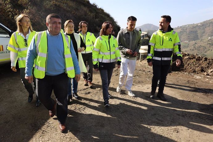 La consejera de Fomento, Articulación del Territorio y Vivienda, Rocío Díaz, comprueba el estado de la carretera A-7207 tras el paso de la DANA.