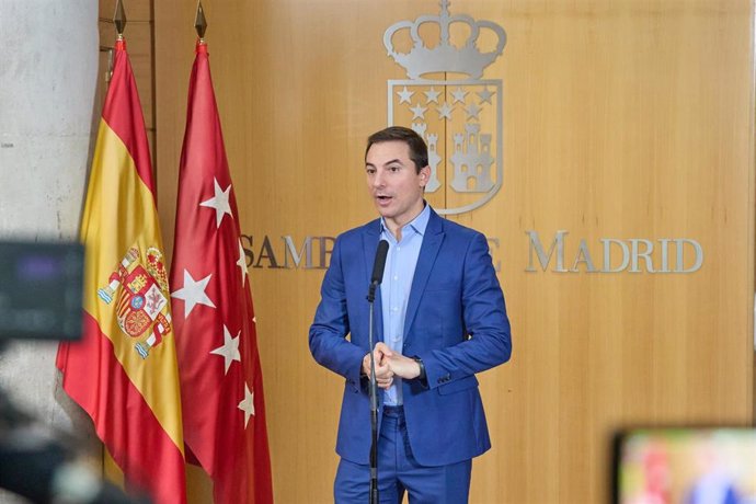 El portavoz del PSOE en la Asamblea, Juan Lobato, ofrece declaraciones a los medios de comunicación durante un pleno en la Asamblea de Madrid, a 14 de noviembre de 2024