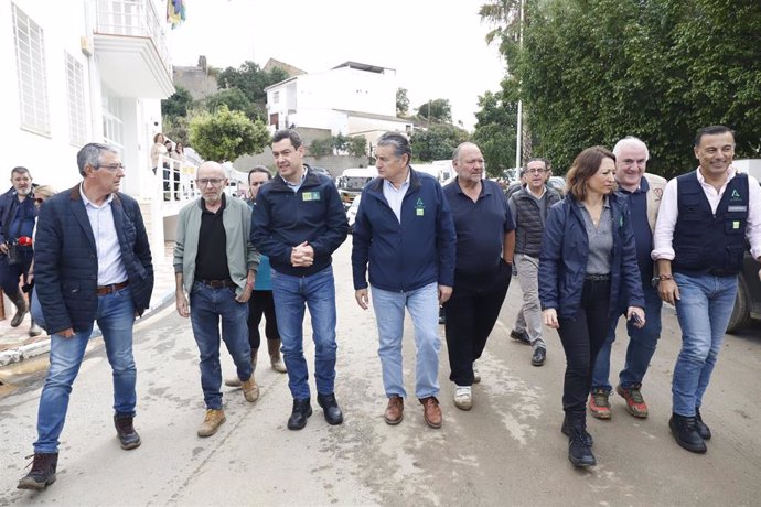 El presidente de la Junta de Andalucía, Juanma Moreno, durante la visita al municipio de Benagarmosa, de la Axarquía, tras el paso de la DANA, a 14 de noviembre de 2024 en Málaga. (Foto de archivo).