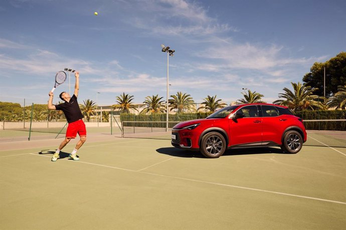 Archivo - El tenista Roberto Bautista posa junto a un Lexus, Vehículo Oficial de las Finales de la Copa Davis en Málaga por quinta vez.