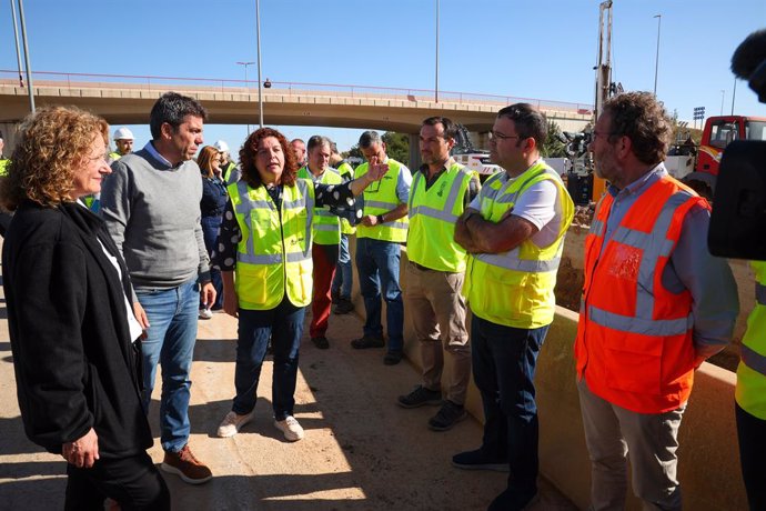 Imatge d'arxiu de Mazón visitant els treballs a la CV-33 després del pas de la DANA