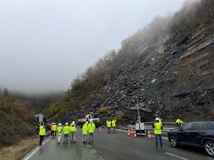 Desprendimiento Pola de lena. Argayo Autopista Huerna.