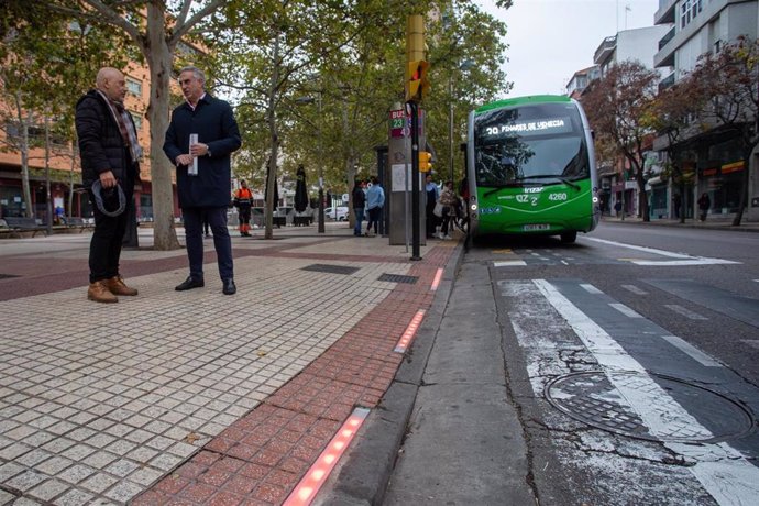 El concejal delegado de Movilidad, José Miguel Rodrigo y el concejal del grupo municipal VOX, David Flores, comprueban la instalación de bailas luminosas en la avenida de San José