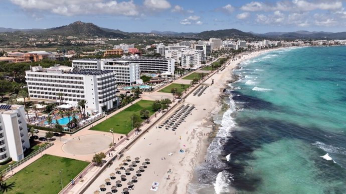 Archivo - Campaña de Invertim en Turisme en Cala Millor.