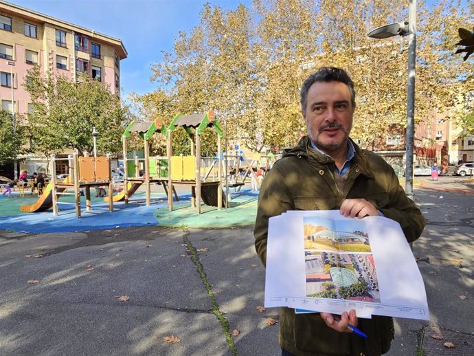 El concejal de Obras y Servicios para los Barrios y la Ciudad, Jon Andoni Uria, con el proyecto de cubierta del parque infantil de Landabeko.