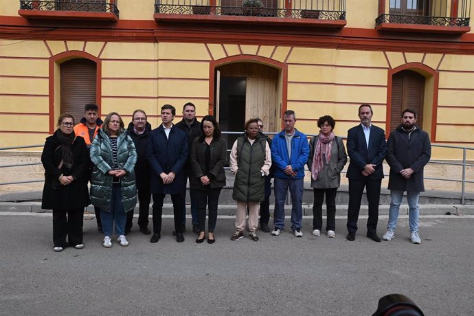 Concentración en el Ayuntamiento de Villafranca de Ebro tras un incendio en la residencia de mayores J