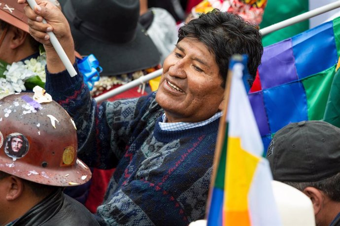 Archivo - FILED - 29 November 2021, Bolivia, La Paz: Former Bolivian president Evo Morales holds a flag during a rally in support of Bolivian President Luis Arce's national government. Photo: Radoslaw Czajkowski/dpa