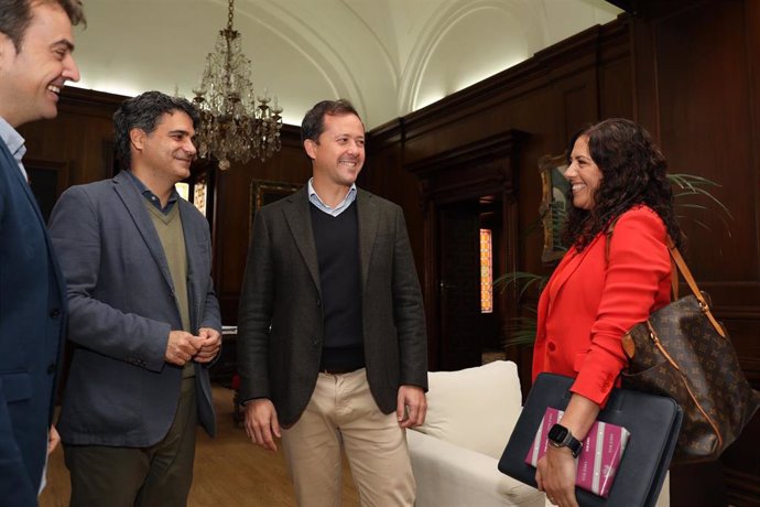 Reunión del alcalde de Toledo, Carlos Velázquez y la concejal del PSOE Noelia de la Cruz.