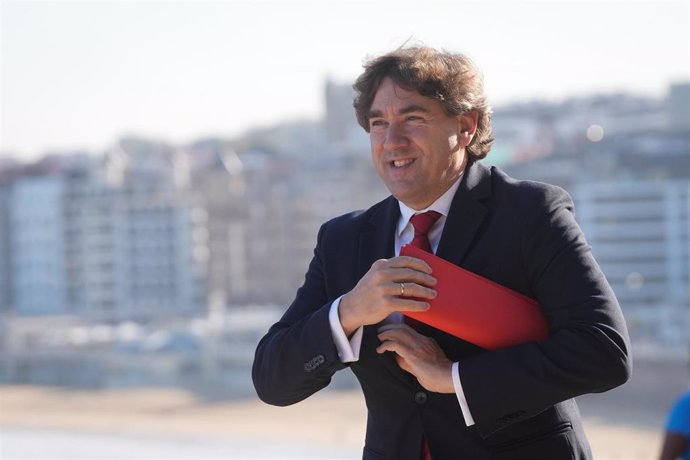 El secretario general del PSE-EE, Eneko Andueza, durante la celebración del 45 aniversario del Estatuto de Gernika, en el Palacio Miramar, a 23 de octubre de 2024, en San Sebastián, País Vasco (España). 