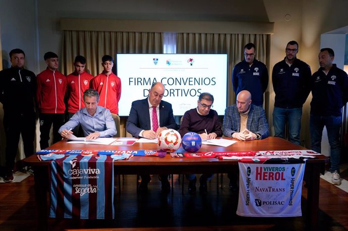 Un momento de la firma con Balonmano Nava y Gimnástica Segoviana.