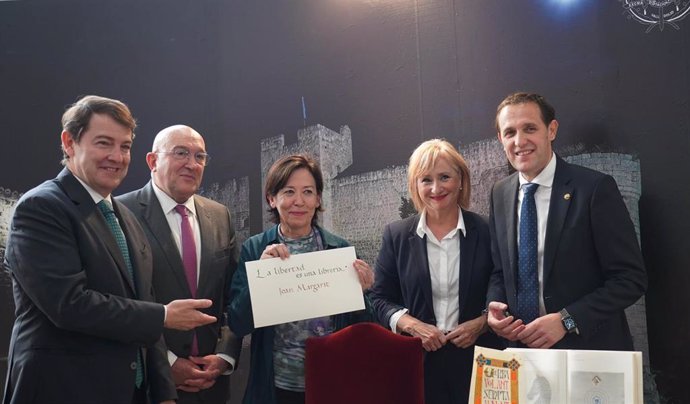 Archivo - El presidente de la Diputación de Valladolid, Conrado Íscar (dcha), junto a la consejera de Industria, Comercio y Empleo, Leticia García, y el alcalde de Valladolid, Jesús Julio Carnero (izda), en el expositor de la provincia de Valladolid.