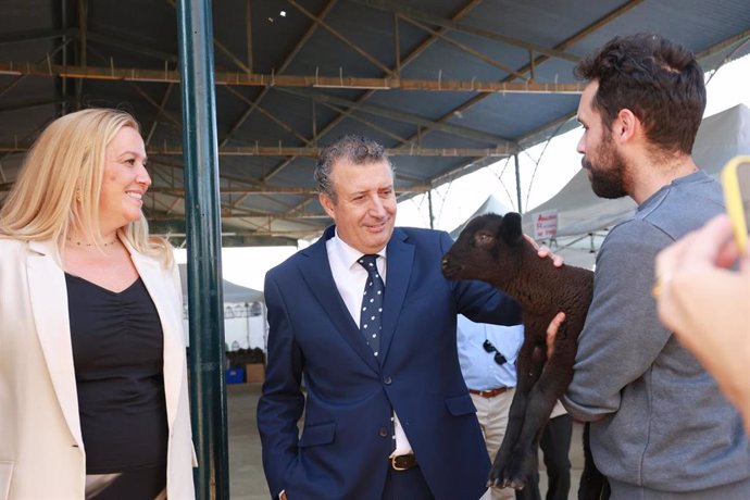 El presidente de la Diputación de Sevilla, Javier Fernández, en la VIII Feria Cinegética y Ganadera de la localidad de Guillena.