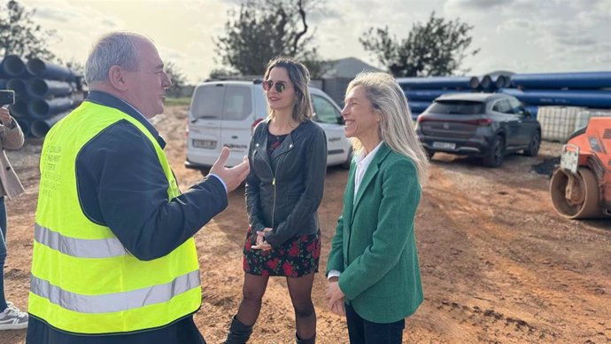 Responsables visitan las obras de renovación de un tramo de la conducción de la interconexión con Ibiza.