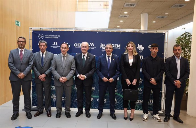 El presidente de la Diputación de Málaga, Francisco Salado, y el el de CEM, Javier González de Lara, junto a representantes de las entidades premiadas:  Medac, Fermento Casa de Panaderos, Google Safety Engineering Center y Grupo Sociedad Azucarera Larios,