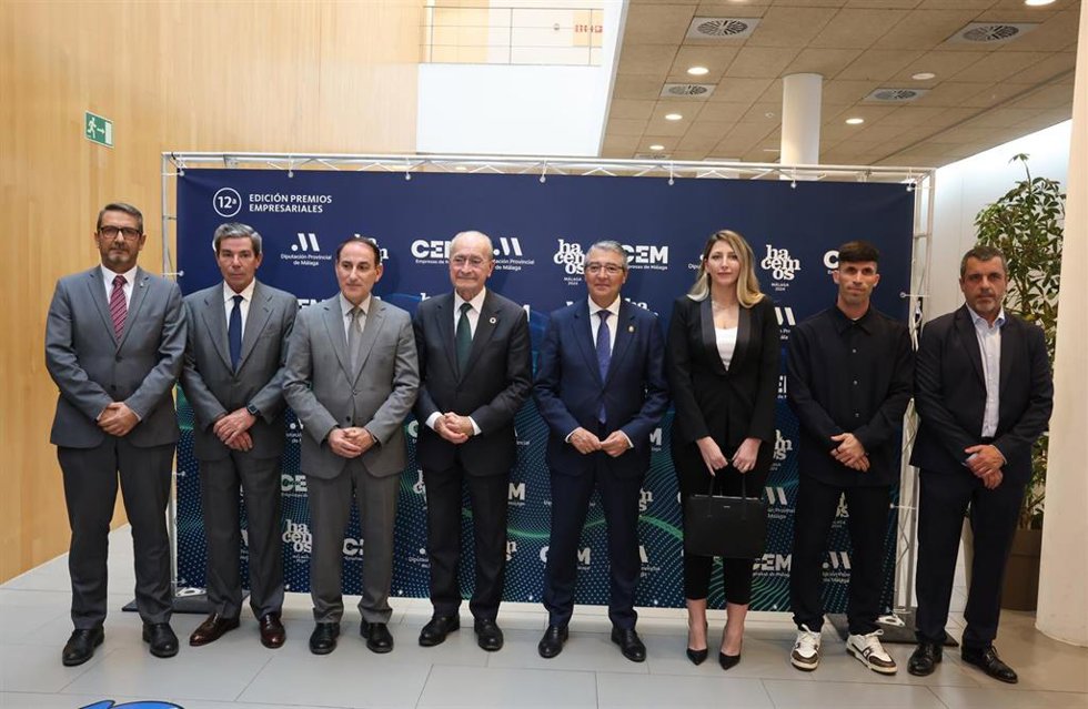 El presidente de la Diputación de Málaga, Francisco Salado, y el el de CEM, Javier González de Lara, junto a representantes de las entidades premiadas:  Medac, Fermento Casa de Panaderos, Google Safety Engineering Center y Grupo Sociedad Azucarera Lario