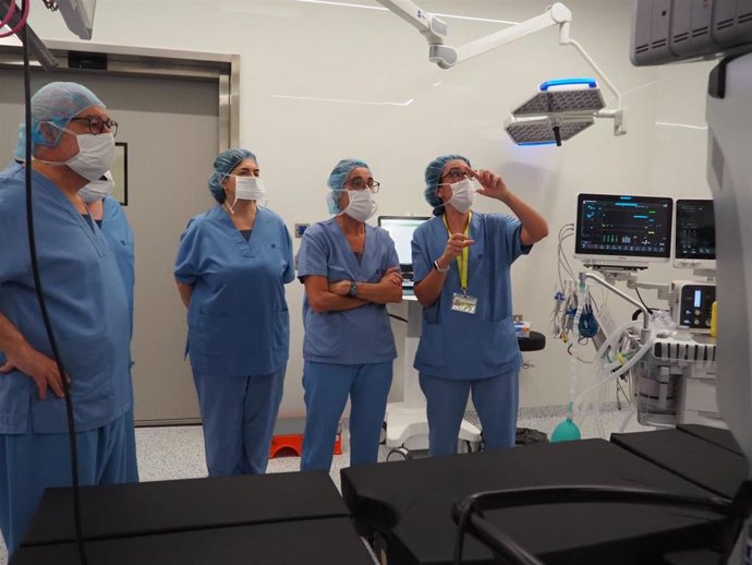 La consellera de Salud, Olga Pané, durante la visita a los nuevos quirófanos del Hospital Comarcal de la Selva en Blanes (Girona)