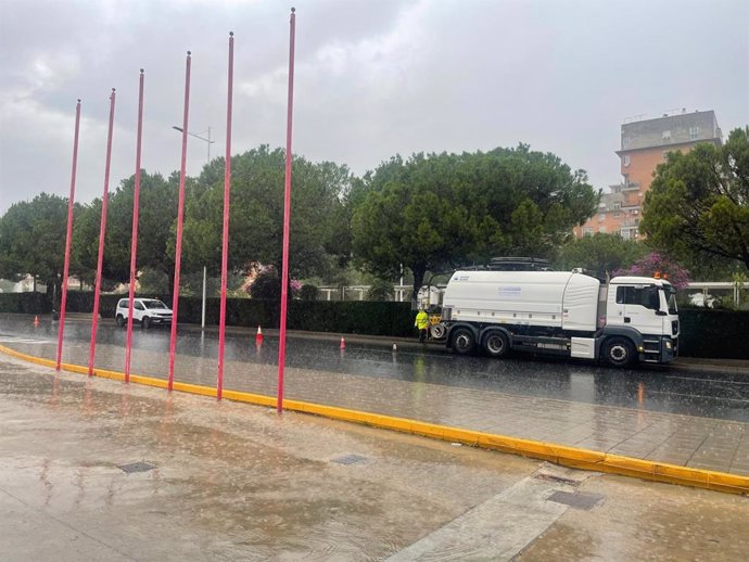 Trabajos de los servicios de emergencia municipales para evitar mayores incidencias en Huelva durante el temporal.