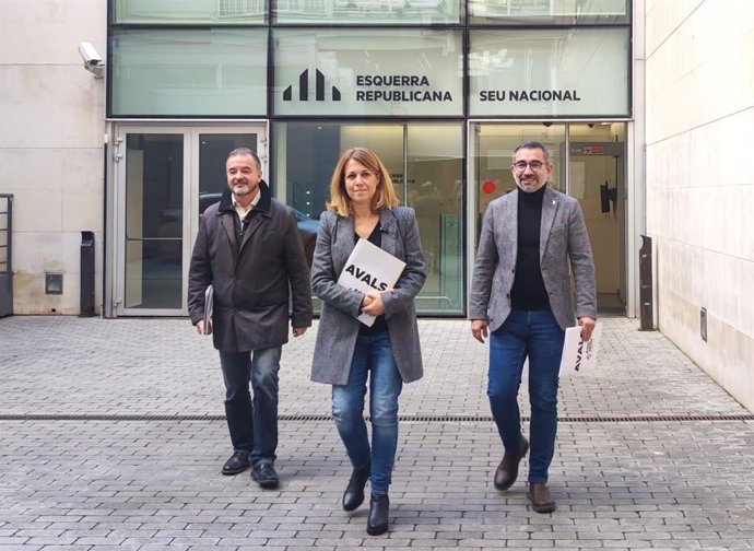 La candidata de Foc Nou a liderar ERC, Helena Solà, i el candidat a secretari general, Alfred Bosch, després de presentar els avals