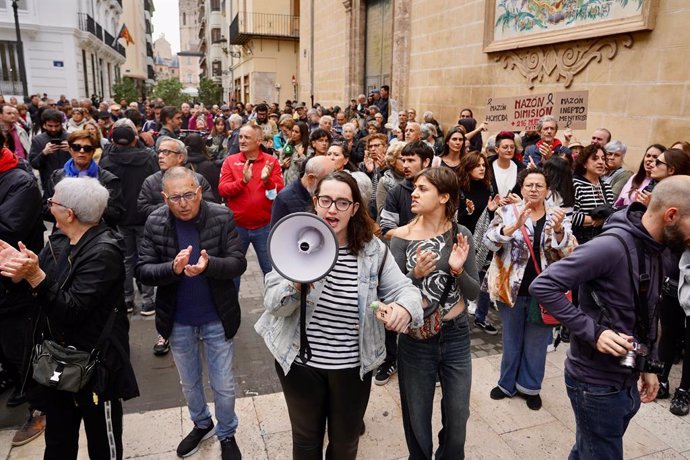 Manifestants protesten contra el president de la Generalitat Valenciana, Carlos Mazón, el dia que compareix per a adonar de la gestió de la dana a Les Corts Valencianes, a 15 de novembre del 2024, a València, Comunitat Valenciana (Espanya). 