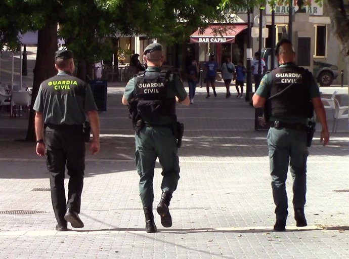 Agentes de la Guardia Civil patrullan durante la celebración del 'Dijous Bo'.