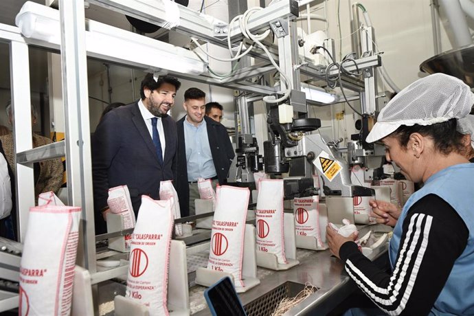 El presidente del Gobierno regional, Fernando López Miras, durante su visita a la Cooperativa del Campo ‘Virgen de la Esperanza’ de Calasparra