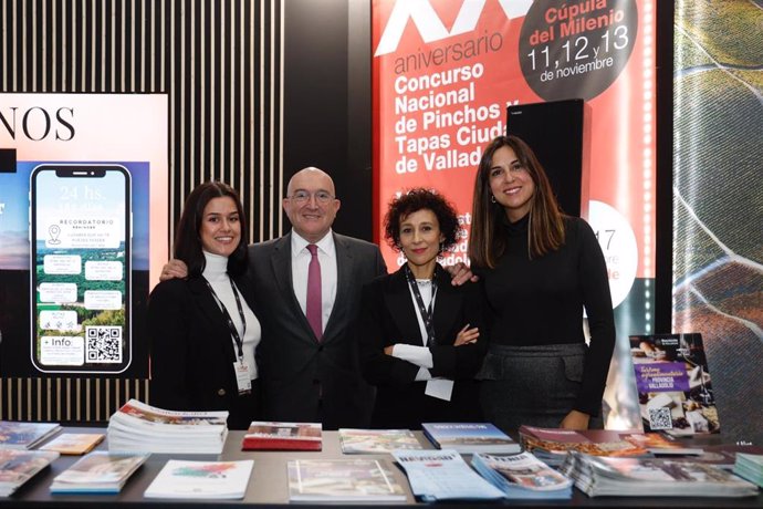 El alcalde de Valladolid, Jesús Julio Carnero, en el expositor del Ayuntamiento de Valladolid en Intur junto a la concejal de Turismo, Eventos y Marca de Ciudad, Blanca Jiménez (dcha).