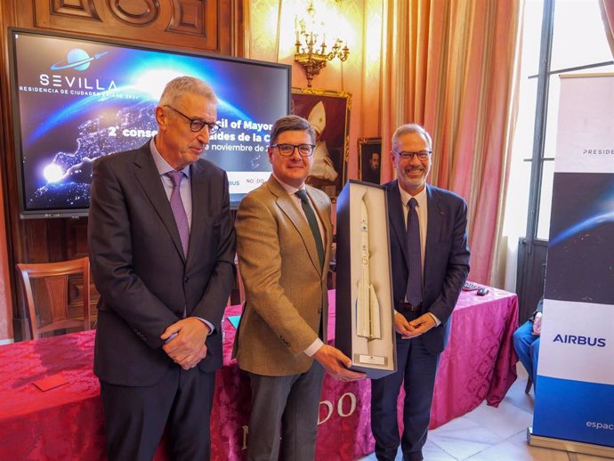 El segundo teniente de alcalde, Álvaro Pimentel, ha hecho entrega formal del testigo de la presidencia de Comunidad de Ciudades Ariane.