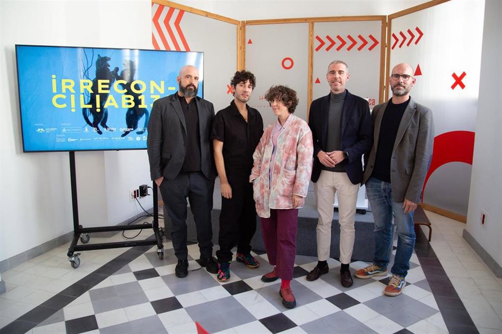 El director de La Térmica, Antonio Javier López, el gerente de Fundación Málaga, Gonzalo Otalecu, el gestor cultural y representante del Círculo de Bellas Artes Carlos G. De la Vega y las directoras del festival, Violeta Niebla y Ángelo Néstore.