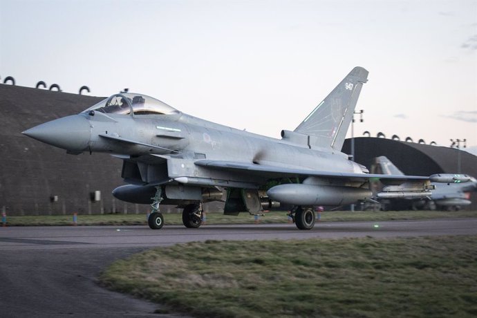 Archivo - HANDOUT - 24 February 2022, United Kingdom, London: A handout picture issued by the UK Ministry of Defence shows a RAF Eurofighter Typhoon jet preparing to take off from the Royal Air Force Coningsby as UK forces are deployed in eastern Europe t