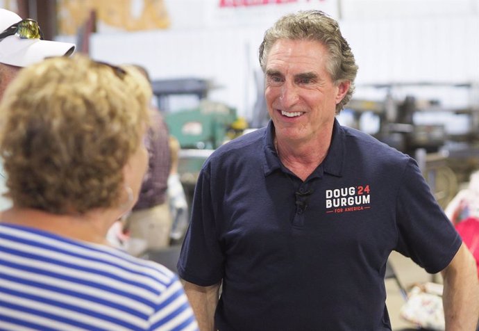 Archivo - July 19, 2023, Salix, Iowa, USA: DOUG BURGUM, current North Dakota governor and Republican 2024 presidential candidate hopeful, campaigns in western Iowa at the Port Neal Welding Company, Salix, Iowa Wednesday, July19, 2023.