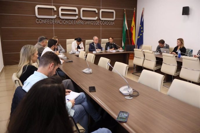 La delegada de Turismo del Ayuntamiento de Córdoba y presidenta del Imtur, Marián Aguilar (d), en la reunión con la Mesa de Turismo y Cultura de CECO.