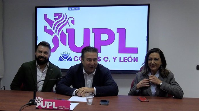 Los procuradores de UPL durante la rueda de prensa.