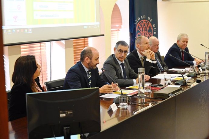 El director del Info, Joaquín Gómez, en la presentación del Barómetro de la Cátedra de Empresa Familiar.