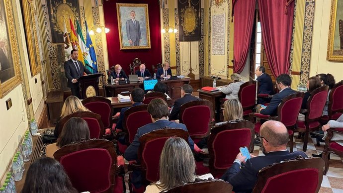 El teniente de alcalde de Hacienda, Antonio García Acedo, interviene durante el Pleno en el que se han aprobado inicialmente los Presupuestos del Ayuntamiento de Antequera para 2025.