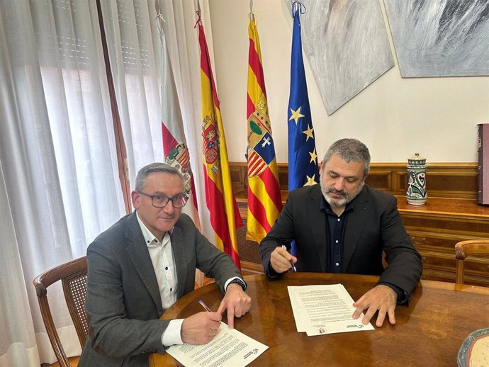 Imagen del acto de la firma del convenio entre la DPT y el Obispado de Teruel y Albarracín