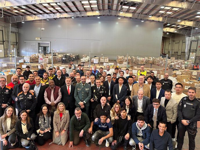 El delegat del Govern central a Catalunya, Carlos Prieto, amb representants de les forces i cossos de seguretat de l'Estat i de les empreses i entitats que han col·laborat en la iniciativa