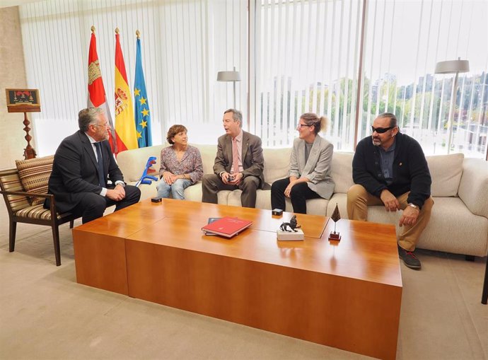 Pollán (I) junto a los medallistas que han recibido este viernes la Medalla de Oro de las Cortes.